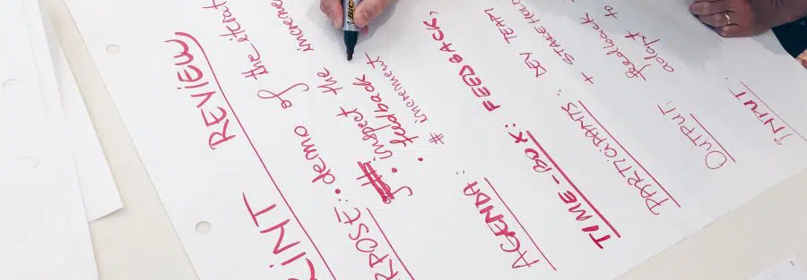 papel branco escrito com caneta vermelha
